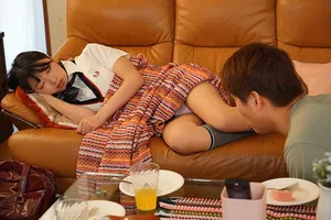 Chàng trai trộm nhìn quần lót người yêu em ghệ đang ngủ thì bị phát hiện