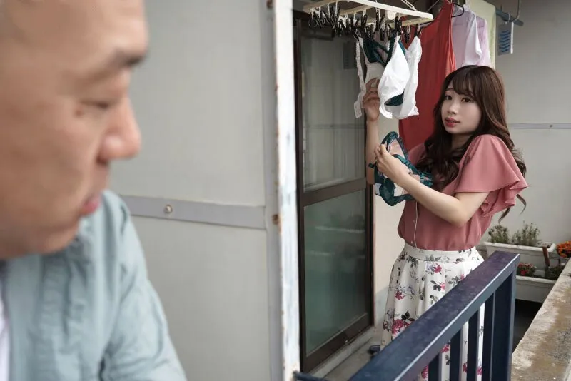Gã gần nhà chuyên soi mói và cặp cô vợ anh xã thường xuyên rên la quá to